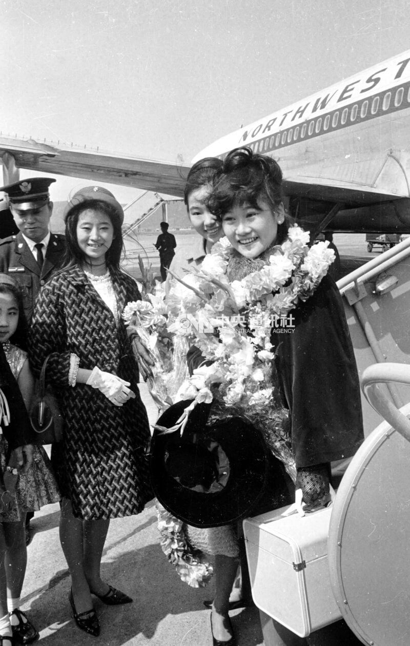 少女歌星陳芬蘭（中）搭機自日本回國省親。（中央社檔案照片）