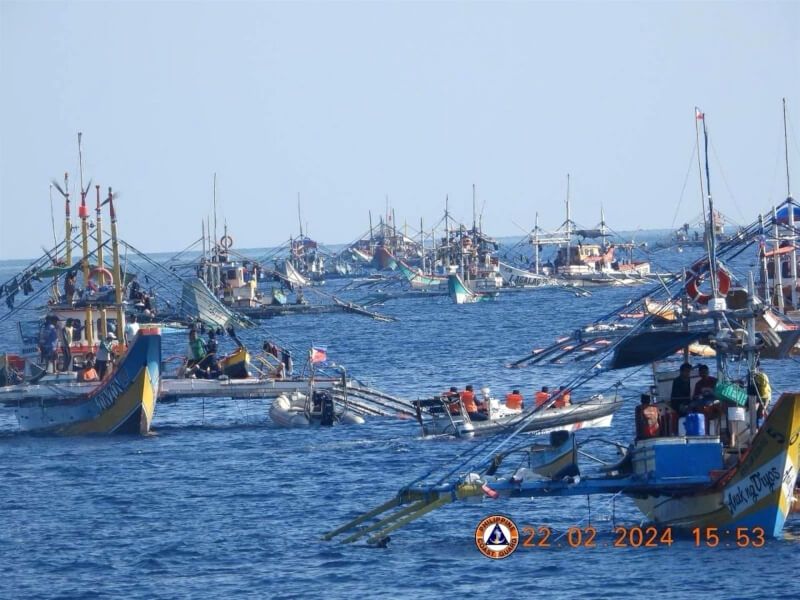菲律賓漁業局表示，漁業局和海巡隊的輪替部署護漁措施奏效，越來越多菲國漁民赴黃巖島捕魚。圖為中國海警22日在南海記錄菲國漁業局公務船和漁船活動。（菲律賓海巡隊提供）中央社記者陳妍君馬尼拉傳真 113年2月26日