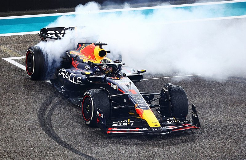 Max Verstappen在F1收官戰阿布達比大賽再次奪下冠軍，在終點線燒胎慶...