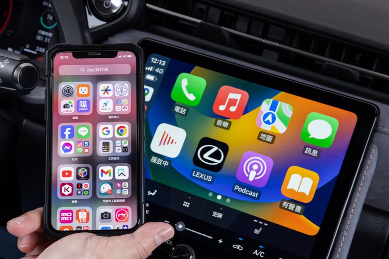 支援無線Apple CarPlay的9.8吋觸控式螢幕。 記者陳威任／攝影