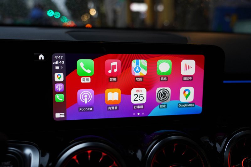 「滿版」無線Apple CarPlay/Android Auto讓視覺體驗提升。...