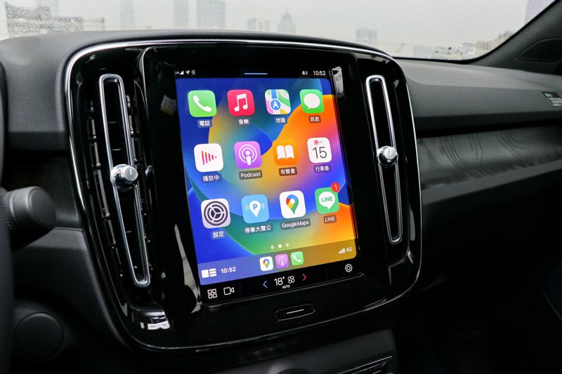 連接i Phone可以使用Apple CarPlay。 記者陳威任／攝影