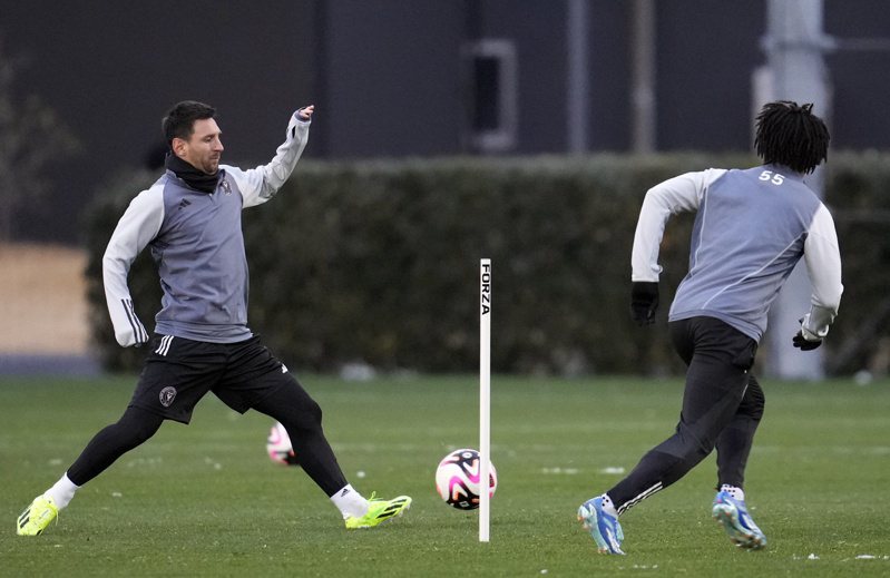 阿根廷球星梅西（左）6日在日本東京附近的千葉市進行賽前訓練。邁阿密國際隊7日與神戶勝利船隊進行友誼賽。（歐新社）