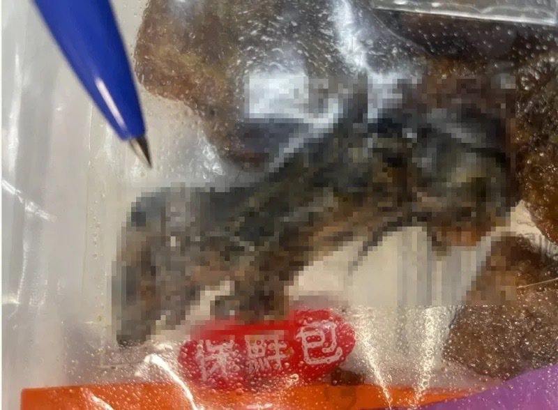 台南一男子買豆乾當零食，喫到一半竟發現內有疑似老鼠乾屍。圖／盧崑福服務處提供