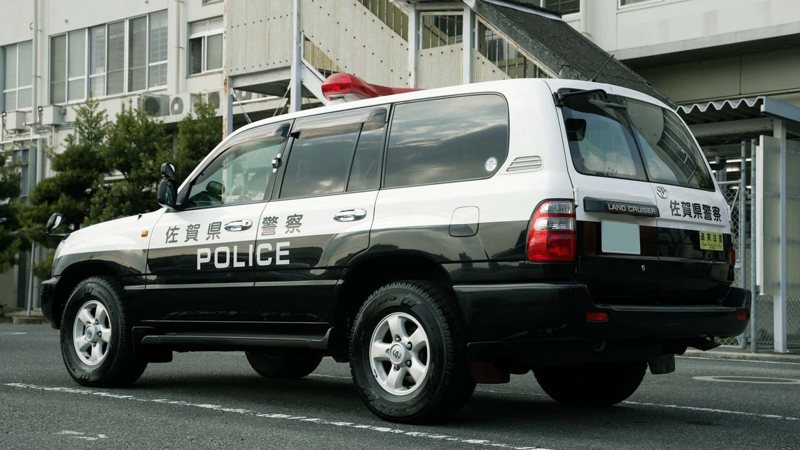 九州佐賀縣的警局也用上了硬漢車款Land Cruiser作為巡邏車，協助警方不分...