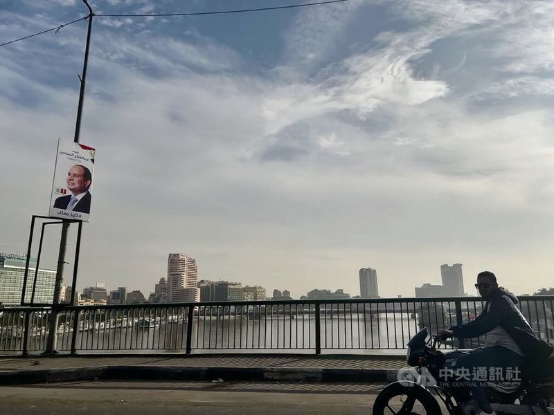 埃及90%以上的用水來自於尼羅河。圖為開羅市中心尼羅河橋上風光。中央社記者施婉清開羅攝 113年2月28日