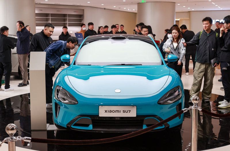 小米28日晚間舉行發表會，宣布SU7純電動汽車正式上市，成為全球首家自主研發製造智慧汽車的手機大廠，在中國引發轟動。圖為3月25日，小米汽車旗艦店在北京正式開業，展示SU7。（中新社提供）中央社 113年3月28日