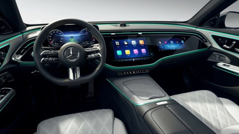 新一代E-Class上的MBUX Superscreen寬幅螢幕。 圖／Mercedes-Benz