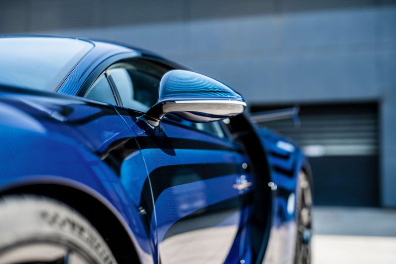 Bugatti烤漆專家的專業知識是讓客戶選擇的車色變為現實的關鍵。 圖／Bugatti