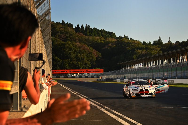 織戶學駕駛的BMW M4 GT4在終點前拋錨，他下車努力將賽車推過終點線。 圖／BMW M Team Studie.jp