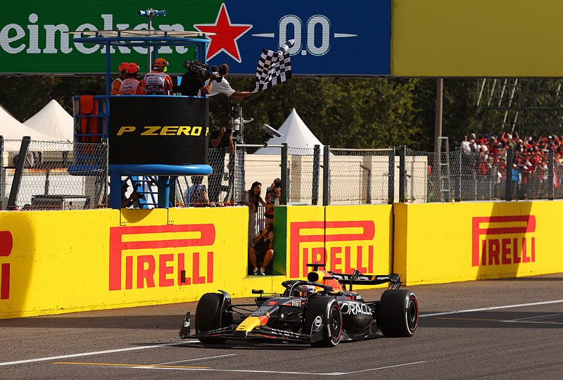 Max Verstappen駕駛RB19，越過終點方格旗，贏得F1義大利大獎賽冠軍，並拿下單季第十連勝。 圖／Red Bull提供