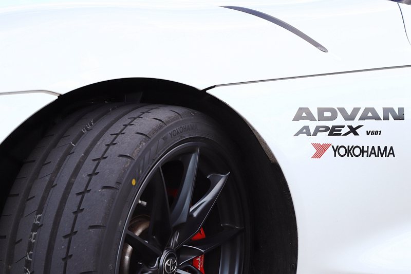 橫濱ADVAN Apex V601具備三道大溝、外側一道小溝的排水道設計，以利在雨天路況下有更好的抓地表現。 記者張振群／攝影
