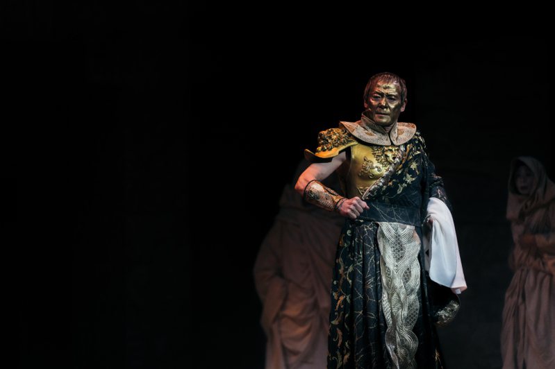 吳興國在當代傳奇劇場新作「凱撒大帝」中一人飾演多角。圖／當代傳奇提供