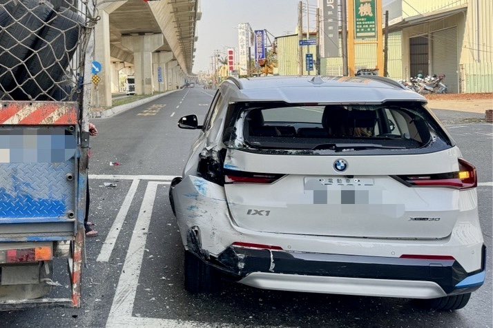 BMW iX1電動車遭小貨車撞傷。記者古和純／翻攝