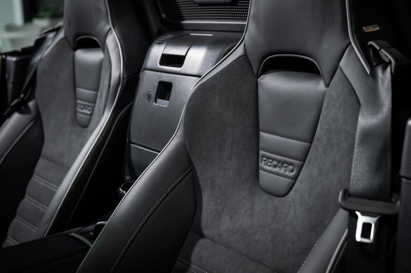 New Mazda MX-5 RS車型標配以Nappa真皮與Alcantara材質包覆椅面的RECARO跑車座椅。 圖／Mazda提供