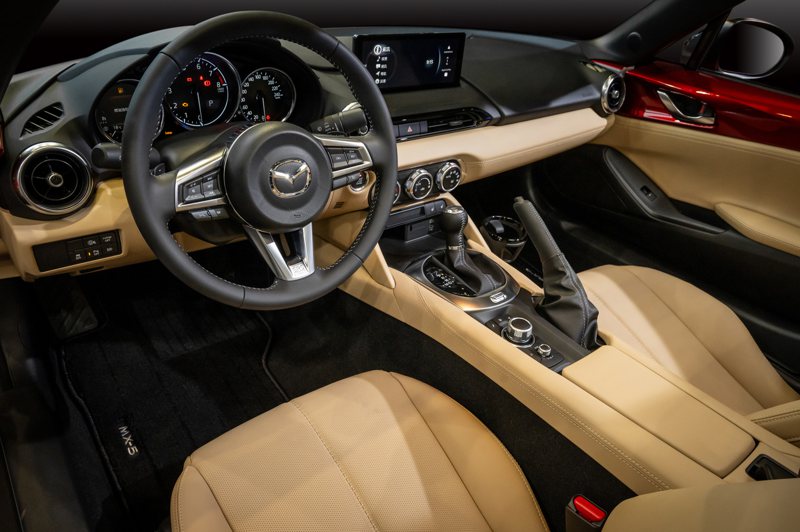 New Mazda MX-5 RF標配全新荒漠棕Nappa真皮座椅。 圖／馬自達提供