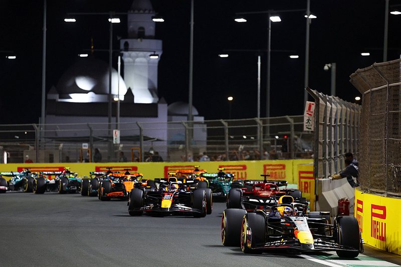 Red Bull車隊的Max Verstappen駕駛賽車RB20，在F1沙烏地阿拉伯大獎賽領先對手，奪下分站冠軍。 圖／Red Bull提供