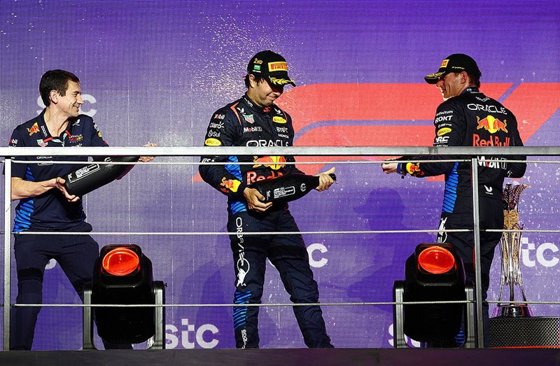獲得冠軍的Verstappen與亞軍Perez一同登上沙烏地阿拉伯大獎賽的頒獎台，與所屬Red Bull車隊共同慶祝勝利。 圖／Red Bull提供