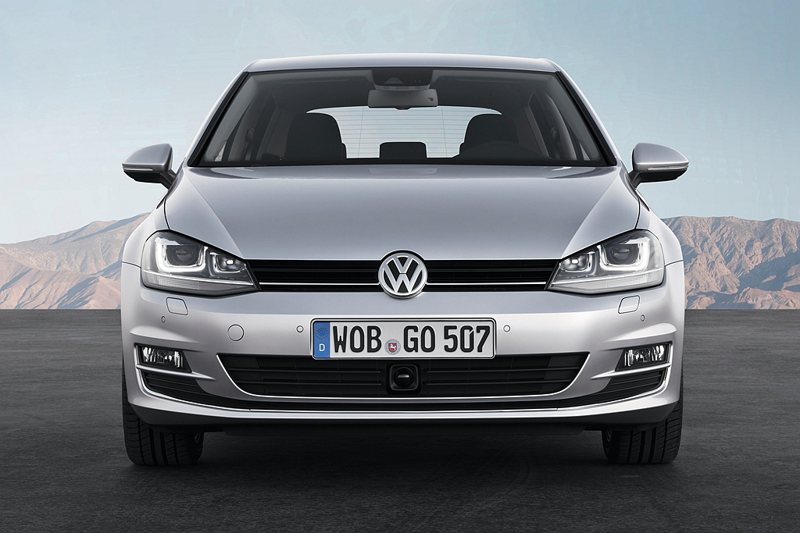 2012年時，第七代Golf重量上減輕高達100公斤，除根據引擎不同，油耗最多較前代降低23％，還建構整套嶄新的駕駛輔助系統，包括主動乘員保護系統、ACC主動式固定車距巡航系統和Front Assist車前碰撞預警系統，賦予消費者完善防護。 圖／Volkswagen提供