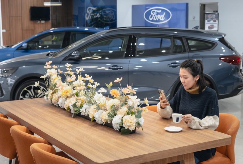 Ford仁福汽車豐樂展示中心內部以寬敞的展間空間打造公共空間如客休室、多功能社群共享桌，以木紋桌椅帶來豐富的視覺效果，打造自在溫馨的全新氛圍，讓消費者享有優質的休憩空間。 圖／福特六和提供