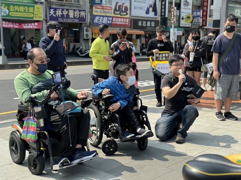 身障者邱先生也乘坐電動輪椅到場參與，痛批違停車輛影響他們安全通行的權益，也希望政府做好交通工程，改善通行的環境。記者劉柏均／攝影