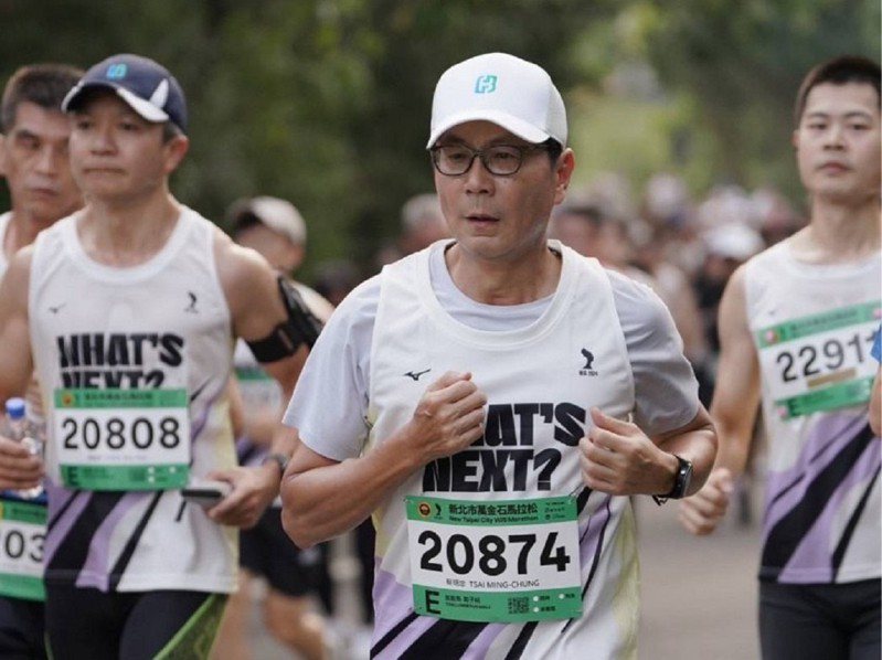 富邦集團董事長蔡明忠首度參與萬金石馬拉松路跑，帶來Run For Green™倡議計畫，要號召跑者一起用跑步的公裏數，為地球來種樹。圖／紅樹林有線電視提供