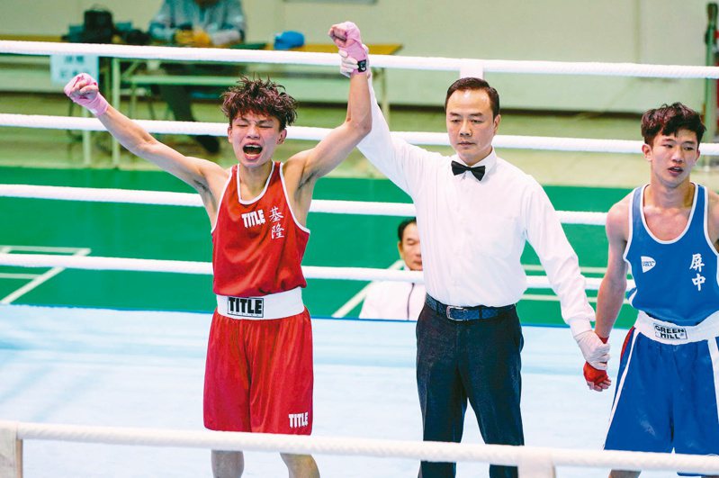 基隆高中學生陳昱辰（左）成為基隆首位拳擊國手。圖／基隆中學提供