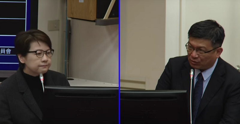 民眾黨立委黃珊珊（左）27日於立法院質詢經濟部次長曾文生（右）電價上漲的問題。（直播截圖）