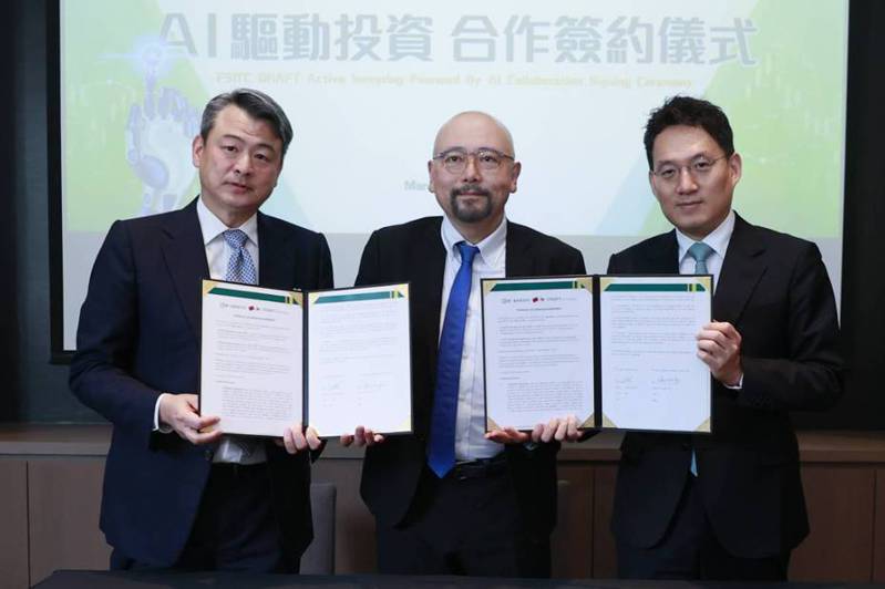 第一金投信董事長尤昭文(左)與QRAFT金融科技簽約在AI驅動投資合作。(第一金投信/提供)