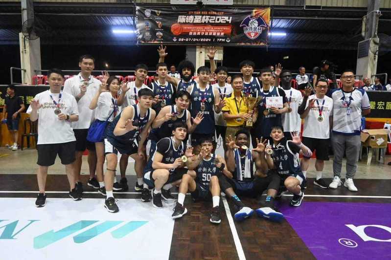 馬來西亞第七屆陳詩聖杯男子籃球邀請賽7日晚間決賽，台灣世新大學雖一度落後，但全體球員將士用命最終以93比78擊敗柔佛南虎隊，奪得冠軍。（世新大學籃球隊提供）