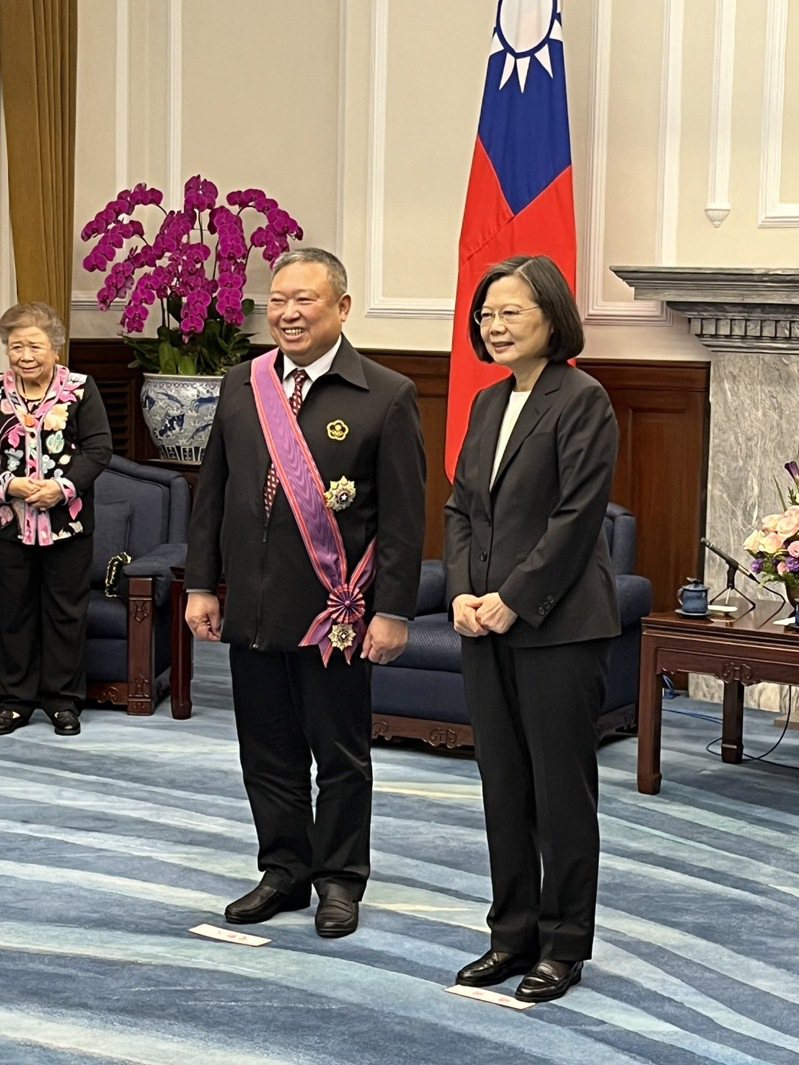 中華奧會主席林鴻道（左）獲總統蔡英文（右）頒發一等景星勳章。圖／中華奧會提供