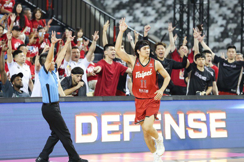 台灣職籃T1聯盟新北中信特攻、台北戰神13日在台北大巨蛋進行比賽，戰神黃聰翰（紅衣11號）投進大巨蛋籃球賽史上第一顆球，讓現場球迷嗨翻。中央社