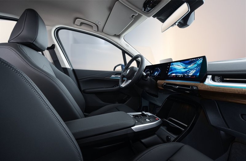 全新BMW 218i Active Tourer Luxury限量版刻劃出更為舒適且具質感的車室空間，懸浮式排檔座下方巧妙設計的儲物空間，巧妙配置車室內的機能性更增添了開闊的空間感。 圖／汎德提供