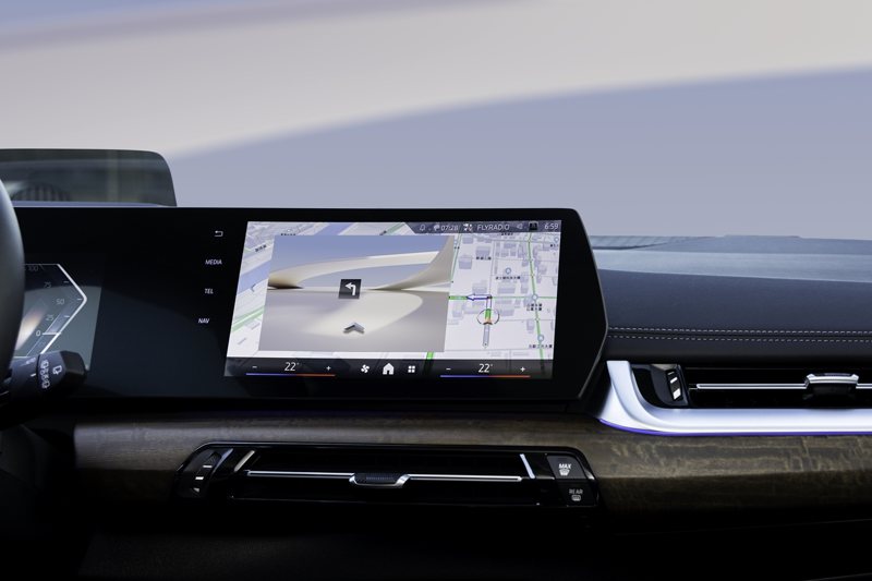 全新世代BMW 218i Active Tourer Luxury限量版提供「進階智能套件組」優惠選配，升級AR擴增實境導航功能、360度環景輔助攝影、360度環景碰撞錄影功能、遠端3D監控以及車況抬頭顯示器等科技配備。 圖／汎德提供