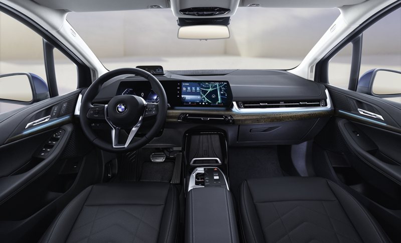 全新BMW 218i Active Tourer Luxury限量版導入備受矚目的全新BMW Operating System 9使用者介面，讓車主擁有更直覺的數位化體驗。搭配全新BMW進階數位服務，大幅提升整體情境氛圍的沉浸式用車體驗。 圖／汎德提供