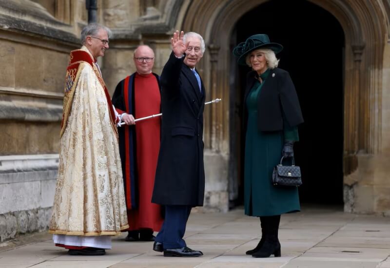 英國國王查爾斯三世（右2）與王後卡蜜拉（右1）31日出席復活節禮拜儀式，向群眾揮手。（路透社/Hollie Adams/Pool）